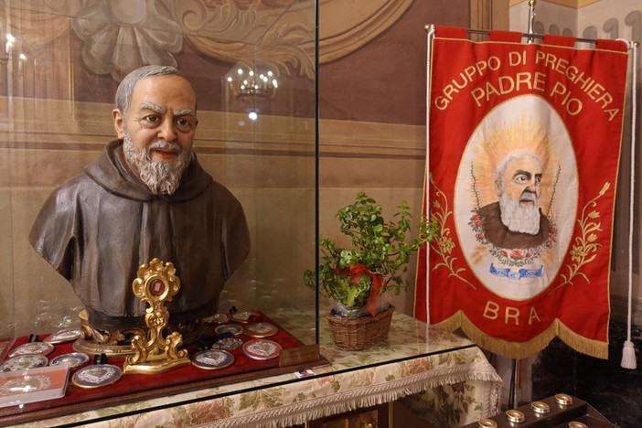 Il busto di padre Pio conservato nella chiesa dei Battuti Neri a Bra