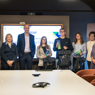 Saluzzo, la consegna delle borse di studio Sedamyl intitolate a Mario e Oreste Frandino. In foto Daavide Laratore, Alessandra Tugnoli, Stefano Frandino , Beatrice Dellacroce, Tobia Mondino, Erika Dalmasso, Carla e Adriana Frandino