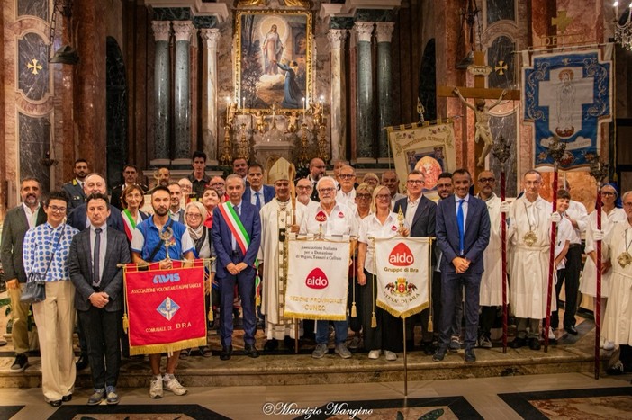 In foto alcuni rappresentanti delle associazioni cittadine presenti alla festa patronale di Bra (foto Maurizio Mangino)