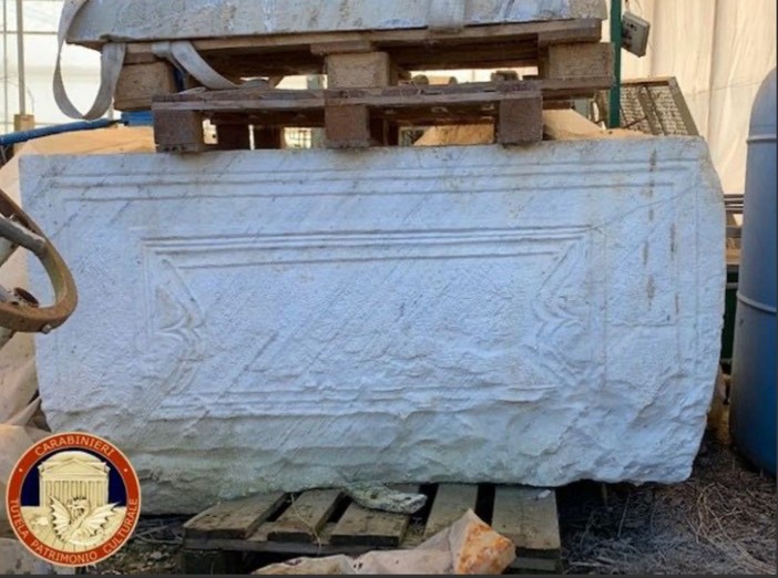 Il sarcofago in marmo, risalente alla metà del III secolo d.C., di tipologia hapax