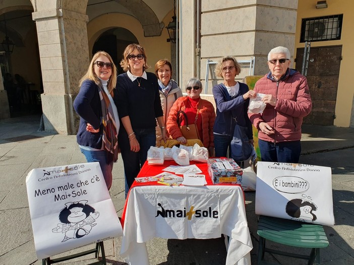 &quot;La violenza sulle donne è pane quotidiano&quot;: l’iniziativa di Mai+Sole nelle piazze del Cuneese