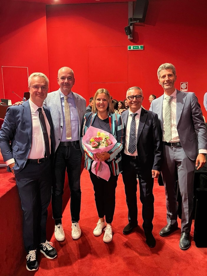 Due momenti della presentazione tenuta nell'auditorium di Roreto. Insieme a Cristina Ghiringhello si riconoscono il direttore generale Marco Carelli, il vice direttore Danilo Rivoira e i promotori del progetto sulla gentilezza: Gianluca Lingua e Piercarlo Gentile, rispettivamente responsabili di Area Commerciale e Risk Management dell'istituto di credito cheraschese