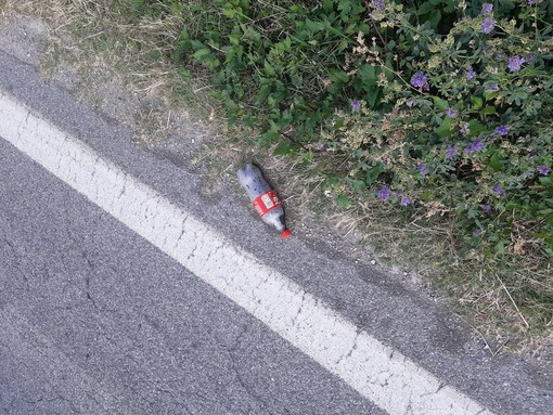 Bottiglia scagliata contro la sua auto: guidatore alla ricerca degli autori del gesto