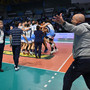 Paolo Brugiafreddo entra in campo per festeggiare la vittoria ad Aversa (Foto Enzo Pinelli)