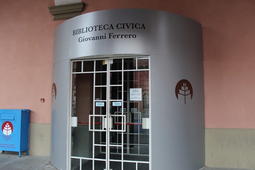 L'ingresso dell biblioteca civica ad Alba: presto la rete wi-fi gratuita