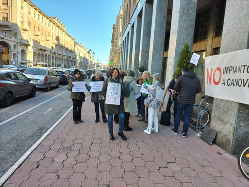 La protesta del Comitato di fronte al palazzo della Provincia a Cuneo