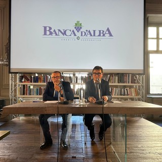 Da destra il direttore generale di Banca d'Alba Enzo Cazzullo col presidente dell'istituto Tino Cornaglia