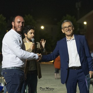 La stretta di mano tra il neo sindaco Baldi con il rivale Laurenti (Foto: Diego Murgioni)