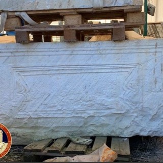 Il sarcofago in marmo, risalente alla metà del III secolo d.C., di tipologia hapax