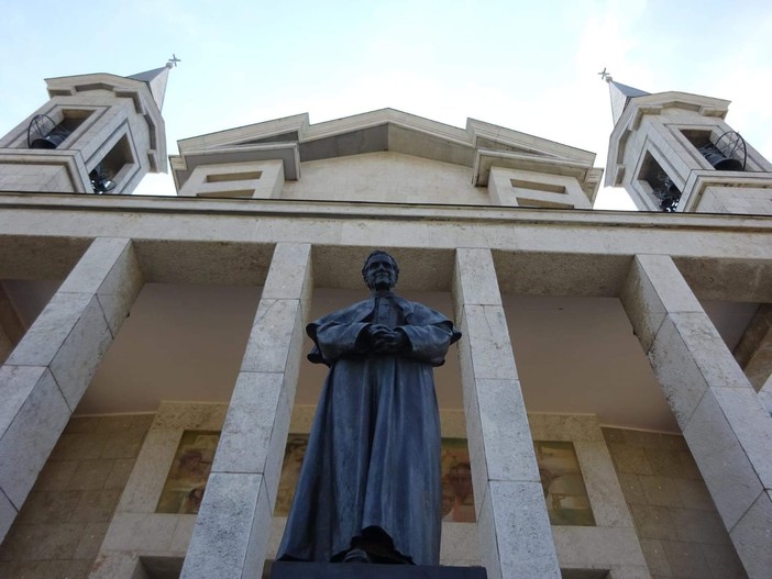 La Basilica di Colle don Bosco e statua del Santo