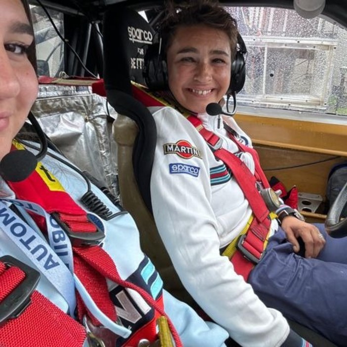 Barbara Riolfo alla guida della sua Lancia 037 in un'immagine tratta da Facebook