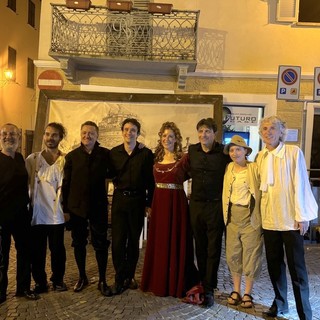 Sul palco di Bra Tosca è stata interpreta dalla soprano Michelle Nixon, il tenore Rino Matafù nei panni di Cavaradossi, il baritono Lorenzo Battagion a interpretare il ministro Scarpia. A Ginevra Anghilante, giovane studentessa del Liceo Musicale di Cuneo, è stato affidato il ruolo del pastorello. Musiche del’Orchestra Filarmonica del Piemonte diretta da Lorenzo Bizzarri. Regia e voce narrante di Alfonso De Filippis 