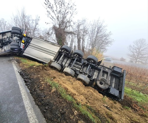 Tir si ribalta sulla provinciale 3 tra Barolo e Novello: autista in codice verde