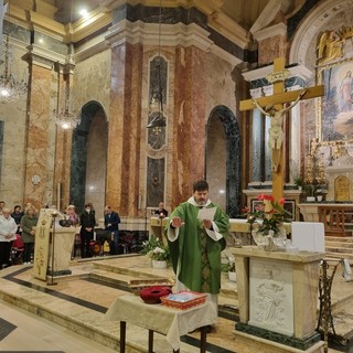 In foto don Enzo Torchio benedice le corone del Rosario