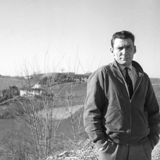 Beppe Fenoglio, Valdivilla 1961 (foto Aldo Agnelli, archivio Centro Studi Beppe Fenoglio)