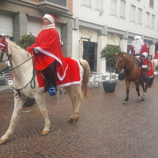 Una passata edizione dei Babbo Natale a cavallo di Bra