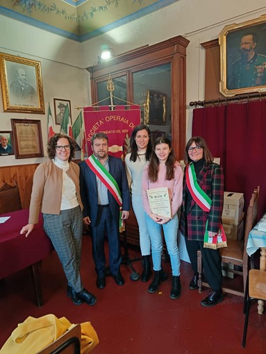 La consegna della borsa di studio a  Maddalena Rinaudo. In foto con lei:  Maria Angela Aimone , Paolo Amorisco, Eleonora Fraire, Stefania Dalmasso