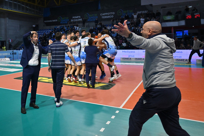 Paolo Brugiafreddo entra in campo per festeggiare la vittoria ad Aversa (Foto Enzo Pinelli)