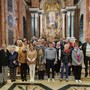 Al centro, Ilaria Alasia con don Enzo Torchio e la cantoria della Madonna dei Fiori di Bra