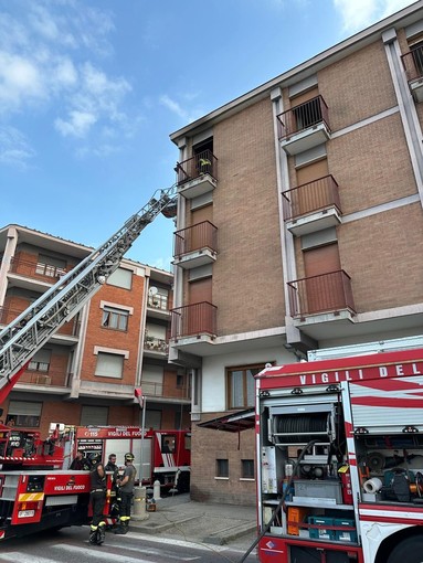 Bra, a fuoco un appartamento in via Trento e Trieste: vigili del fuoco sul posto
