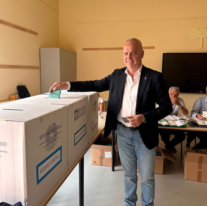 Il senatore Giorgio Bergesio al voto a Cervere