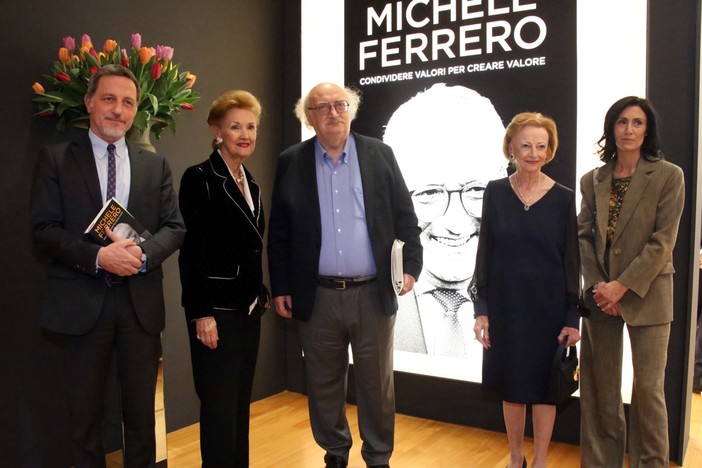 Il giornalista e scrittore Salvatore Giannella, al centro nella foto insieme a Maria Franca Ferrero, Luisa Strumia, al direttore de La Stampa Massimo Giannini e a Claris Glathar Bazan, vedova dell'ambasciatore Francesco Paolo Fulci (Foto Silvia Muratore)