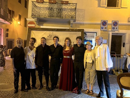 Sul palco di Bra Tosca è stata interpreta dalla soprano Michelle Nixon, il tenore Rino Matafù nei panni di Cavaradossi, il baritono Lorenzo Battagion a interpretare il ministro Scarpia. A Ginevra Anghilante, giovane studentessa del Liceo Musicale di Cuneo, è stato affidato il ruolo del pastorello. Musiche del’Orchestra Filarmonica del Piemonte diretta da Lorenzo Bizzarri. Regia e voce narrante di Alfonso De Filippis 