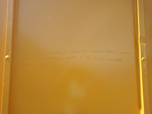 La scritta incisa con il chiodo sulla porta del Rifugio non custodito Capanna Sociale Barbero