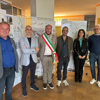 L'assessore Tommaso Vottero, l’architetto Ernesto Ortega De Luna, il sindaco di Bagnolo Roberto Baldi, l’architetto Dario Raguzzino, l’assesore Roberta Castagno e l’ingegner Alex Davico (Rup)