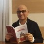 L'autore Luca Gosso con il libro &quot;Le opere caritative della città di Busca. Dalle Confraternite ai giorni nostri, settecento anni di generosità&quot;