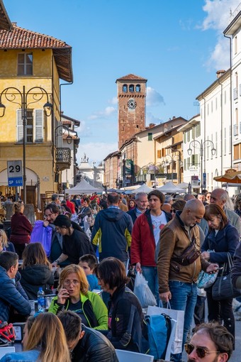 Cherasco: domenica 1° dicembre l’ultimo mercato dell’antiquariato dell’anno