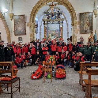 Foto di gruppo nel Santuario di San Chiaffredo a Crissolo per la messa in suffragio dei caduti della montagna e per il 70° anniversario del Soccorso Alpino - Ph Claudia Abburà e Davide Giordano