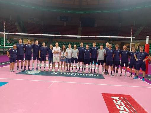 La formazione 2024/2025 di Cuneo Volley insieme con la medaglia d'oro alle Olimpiadi di Parigi, l'ex cuneese Ilaria Spirito