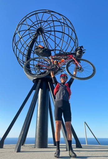 Christian Chesta con la sua bici a capo Nord