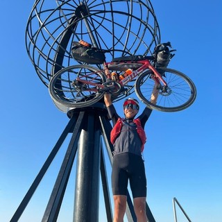 Christian Chesta con la sua bici a capo Nord