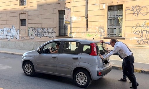 Auto si blocca in strada, Cirio si improvvisa “soccorritore” e aiuta a spingerla di lato