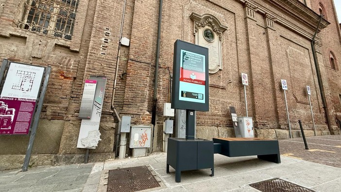 Targate Cuneo le sei panchine 'Smart' installate nel centro storico di Chieri