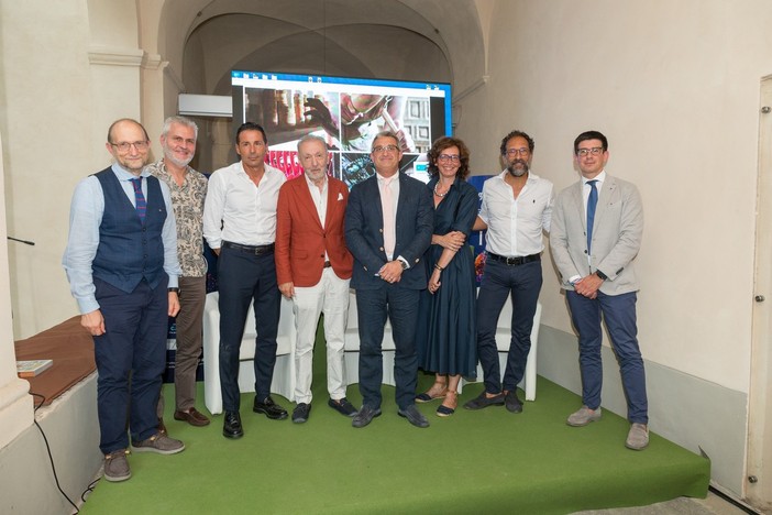 Foto di gruppo al termine della presentazione tenuta nel pomeriggio di ieri a Villa Aragno, Cuneo