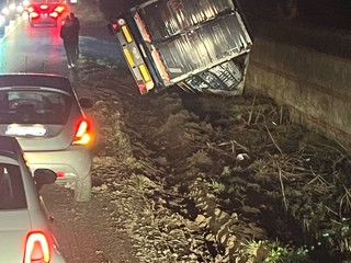 Il camion finito nel fosso