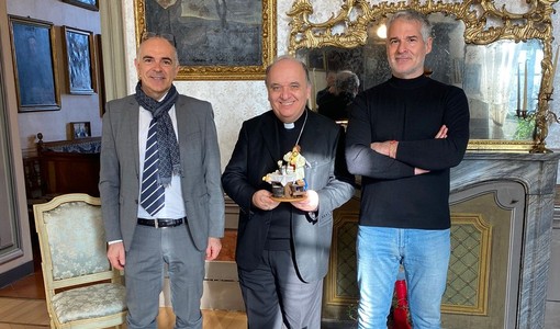 Confartigianato e Coldiretti Cuneo hanno consegnato una statuina per il Presepe al Vescovo di Alba