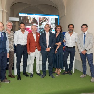 Foto di gruppo al termine della presentazione tenuta nel pomeriggio di ieri a Villa Aragno, Cuneo