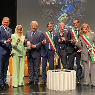 Il vicepremier Tajani inaugura la Fiera del Tartufo Bianco d'Alba: &quot;Dove passano le merci non passano le guerre&quot; [FOTO e VIDEO]