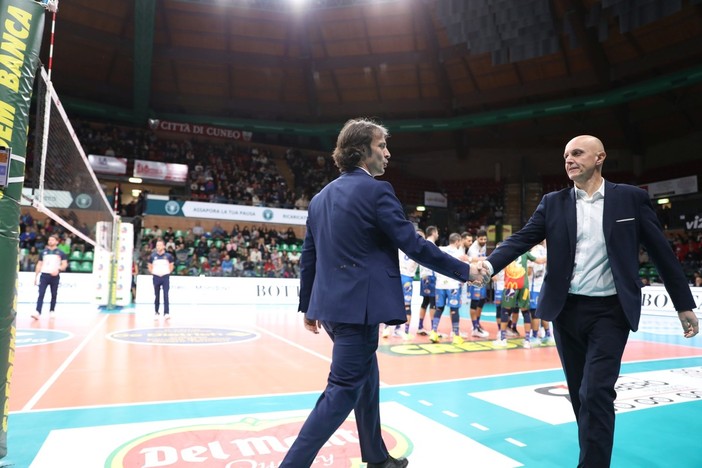 Matteo Battocchio stringe la mano al coach di Brescia Roberto Zambonardi (Foto Valerio Giraudo)