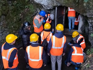 I consiglieri in attesa di entrare nella grotta del Bandito