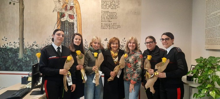 La consegna delle rose gialle da parte di Zonta Saluzzo alle 4 donne in servizio presso la Caserma dei Carabinieri di Saluzzo