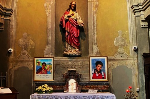 L'altare con le reliquie del Beato Carlo Acutis e il quadro a ricordo dei fratelli Francesco e Davide Gennero (Foto: Daniela Ternavasio Gennero)