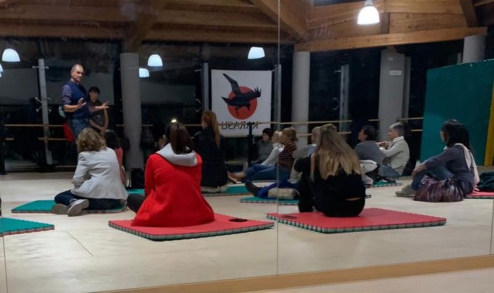 Il corso di difesa personale femminile organizzato da Zonta Saluzzo, tenuto dall'istruttore Giuseppe Tommasiello ( foto di precedente edizione)