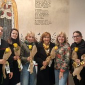 La consegna delle rose gialle da parte di Zonta Saluzzo alle 4 donne in servizio presso la Caserma dei Carabinieri di Saluzzo