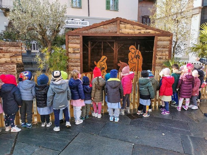 Saluzzo la  capanna di Natale in piazza Vineis. Foto tratta dal gruppo facebook Sei di Saluzzo se  - ph Bruno Comba