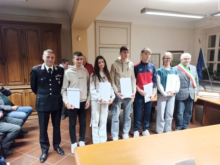 Il comandante della Stazione dei Carabinieri di Savigliano, Luca Giacolla con i neomaggiorenni e il sindaco di cavallerleone Marcellino Peretti